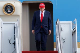 Donald Trump desce as escadas do Força Aérea Um após chegar à Base Conjunta Andrews